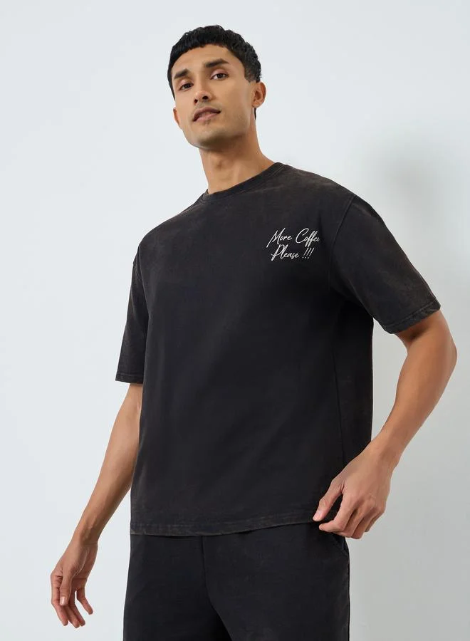 ستايلي طقم منسق من تيشيرت بقصة واسعة بمظهر باهت وشورت